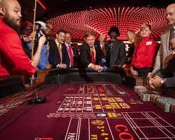 Antarmuka aplikasi perahu4d menampilkan meja dealer langsung blackjack dan pilihan permainan